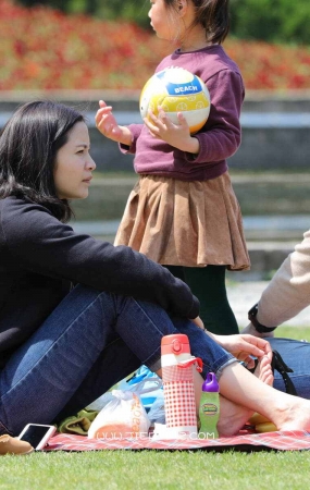街拍草地上的牛仔妹妹