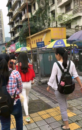 跟拍鲜艳大红吊带衫紧身白裤小学妹