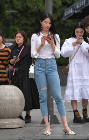 高挑的紧牛小姐姐
