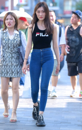 害羞的紧牛美女