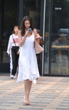 白色长裙高跟