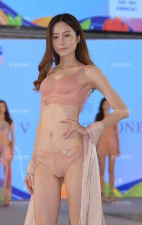 性感内衣秀，一模两套
