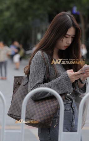 妳忧郁的眼神，我愿为妳分担