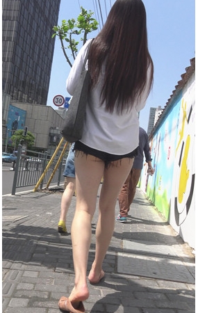 性感的牛仔热裤月牙美女