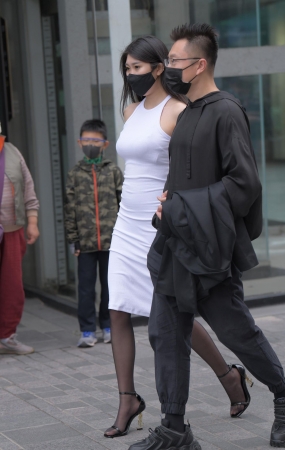 包屯裙黑丝美女