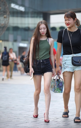 热裤高跟，美腿小姐姐