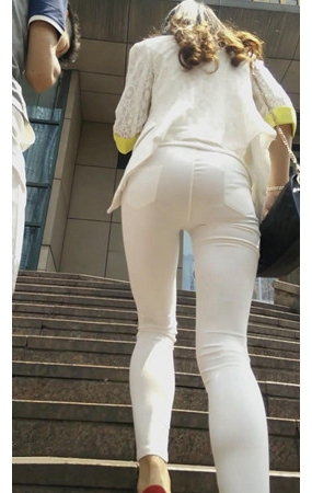 紧身白裤美女
