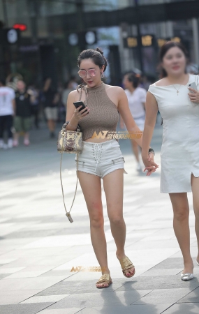 上衣这么穿还挺性感