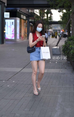 街拍牛仔短裙大长腿美女