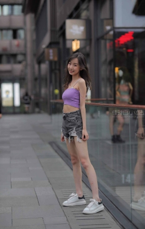 搭讪街拍较小可爱的女孩
