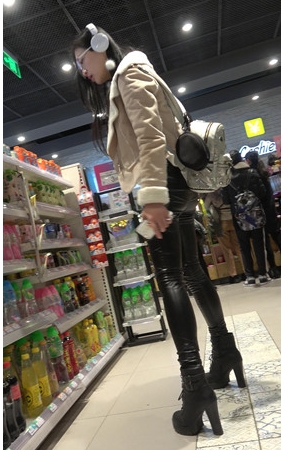 超市里时尚的皮裤小姐姐
