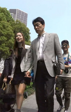 黑色蕾丝连衣裙美女