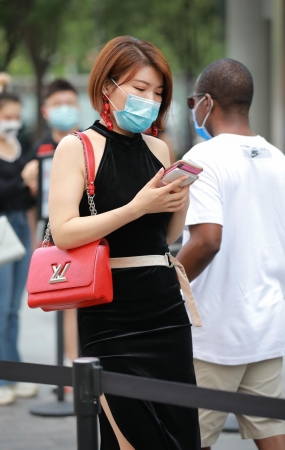 短发干练美女