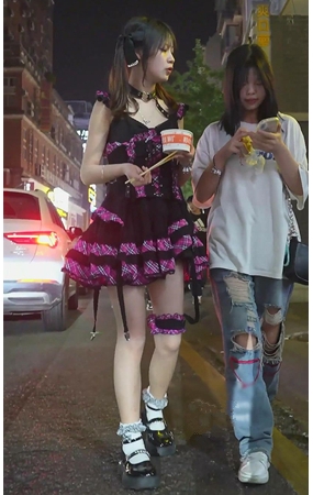 逛夜市的可爱美女