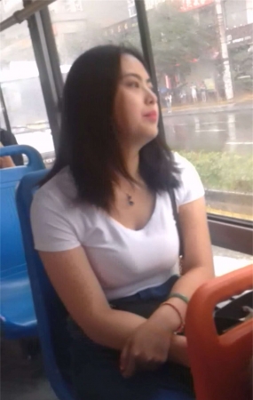 公交车上的漂亮小姐姐