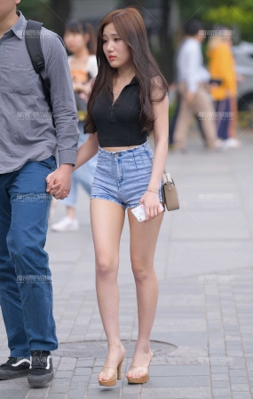 高跟热裤美女