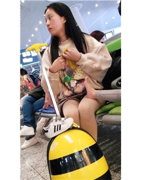 4k-街拍肉丝可爱美女姐姐