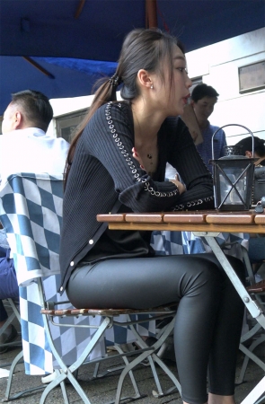 黑色紧身皮裤气质马尾辫美女2
