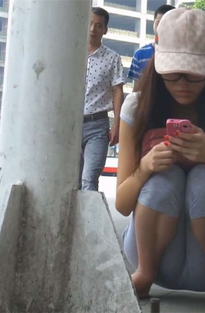 蹲路边的美女