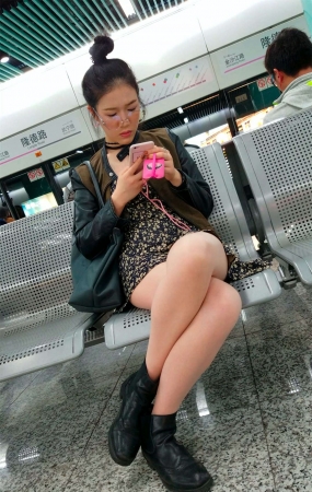 带眼镜的极品辣妹子