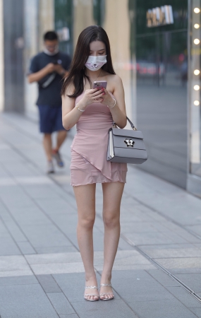 粉裙少妇