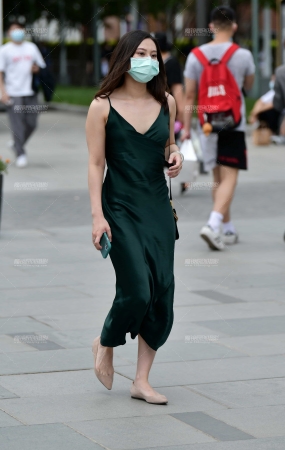 漫步长裙美女