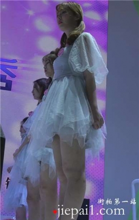 清纯白色公主裙showgirl美眉们