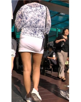 街拍超短白色包臀裙美眉 [480 MB]