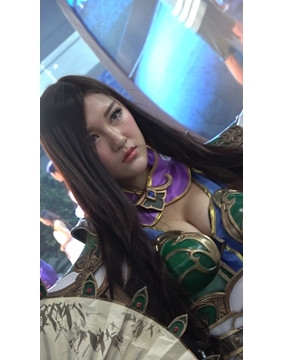 超级丰满的cosplay美女，我的眼神就没离开过胸部。