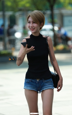 热裤长腿吊带漏背美女-2P