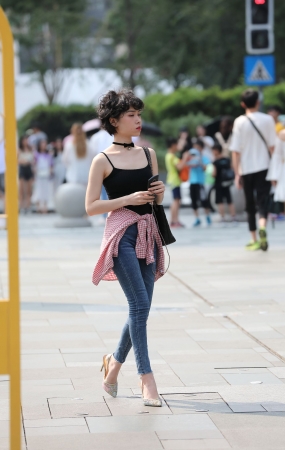 牛仔裤苗条妹妹