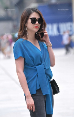 高挑的美女**