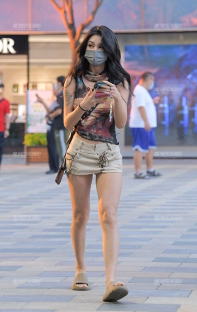 咖色短裤长发美女