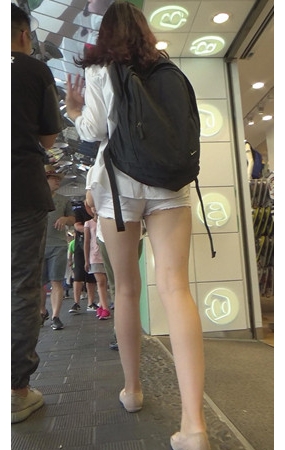 白色短裤长腿小姐姐