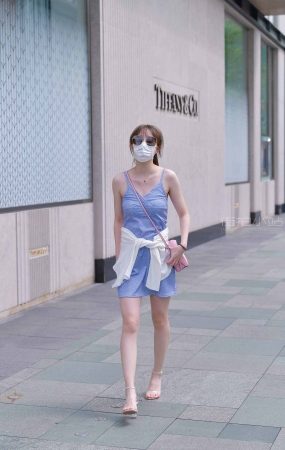 搭讪街拍漂亮的吊带蓝裙小姐姐