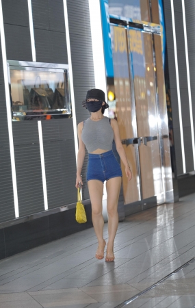 高腰牛仔热裤MM