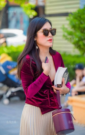 性感低胸街拍高跟美女