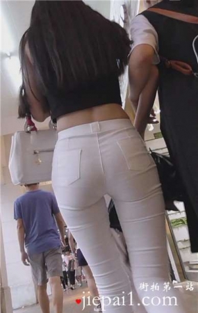 街拍超级紧绷白裤露脐装美眉 [1.73 GB]