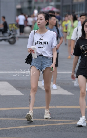 性感的热裤大长腿小姐姐-15P