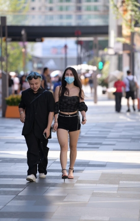 黑色热裤妹子