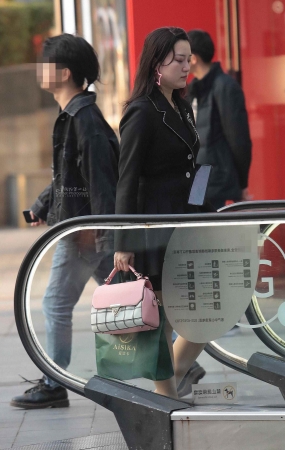 肉丝街拍少妇