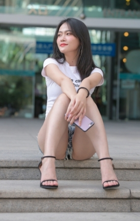 热裤长腿美女