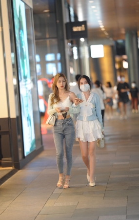 紧身牛仔裤女孩