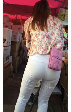 搞活动的花衣白紧裤妹子