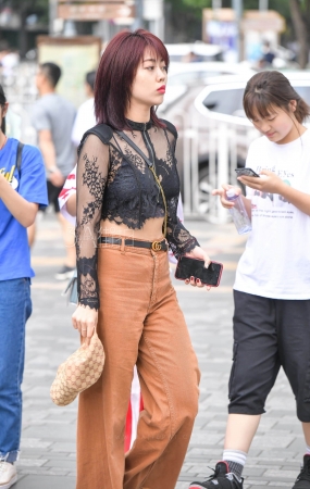 时尚的黑蕾丝姑娘-16P