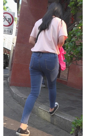 粉衣牛仔紧身妹子