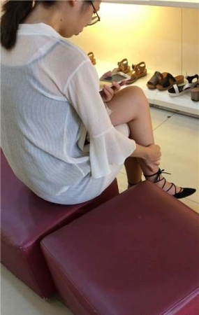 鞋店偶遇美腿高跟鞋美眉