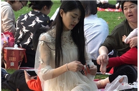 4k-米色连衣裙肉丝袜漂亮街拍美女美足