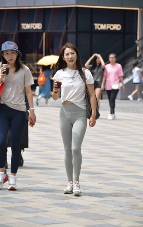 街拍紧身弹力瑜伽裤美女