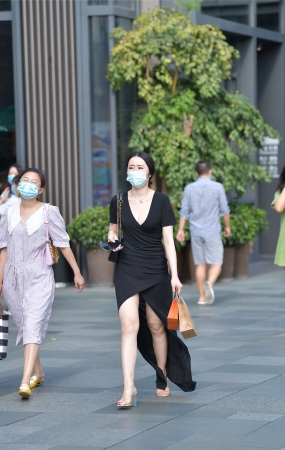 视觉冲击街拍作品 – 韵味的性感美女